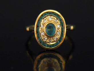 Vente aux enchères Bague en or jaune 750 de forme ovale, sertie en son centre d'une émera
