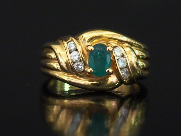 Bague de forme mouvementée en or jaune 750, à décor de godrons et sert
