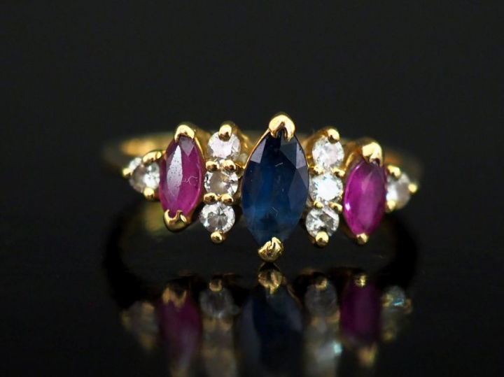 Bague jarretière en or jaune 750, sertie de pierres de couleur de form
