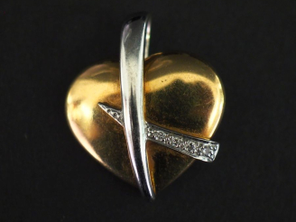 Vente aux enchères CHAUMET (dans le goût de) Pendentif deux tons d'or 750, en forme de cœ