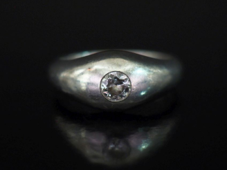Vente aux enchères Bague jonc en or blanc 750, sertie en son centre d'un diamant de 0,2 c