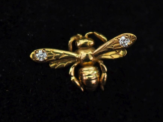 Vente aux enchères Perce oreille en or jaune 750 en forme de guêpe, agrémenté de deux dia