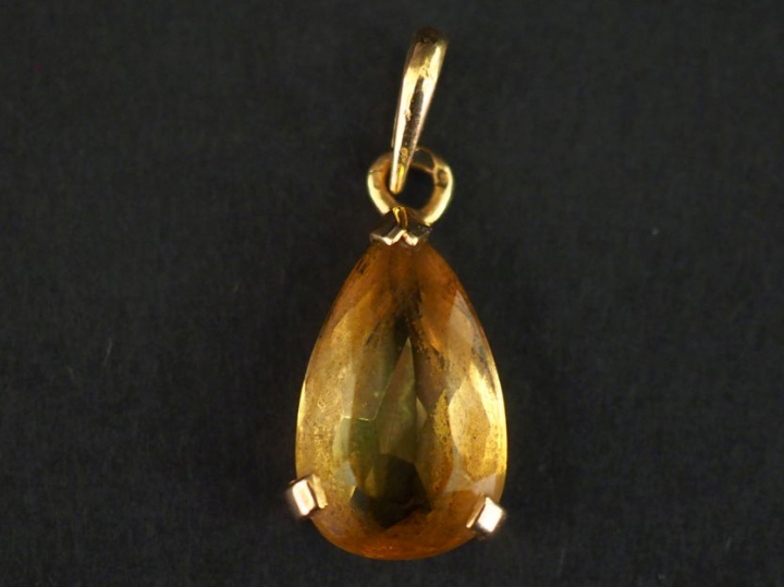 Pendentif en forme de goutte or jaune 750, serti en son centre d'un qu