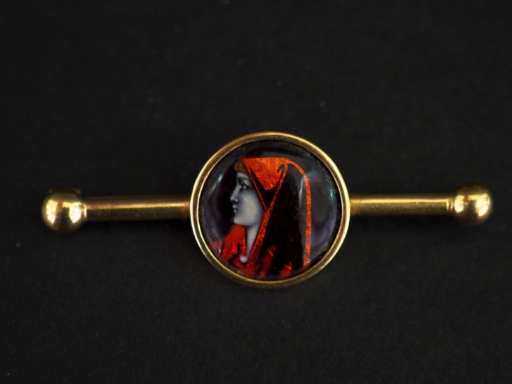 Broche barrette en or jaune 750, à décor en son centre d'un médaillon 