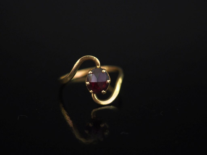 Bague de forme mouvementée en or jaune 750, sertie en son centre d'une