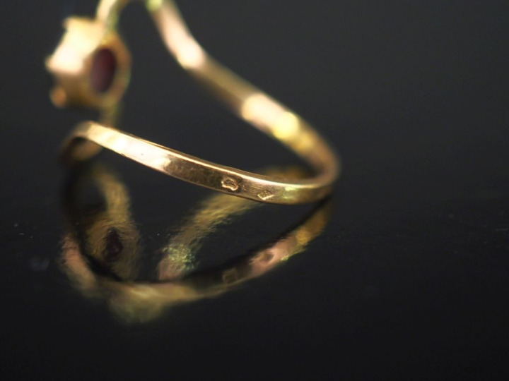 Bague de forme mouvementée en or jaune 750, sertie en son centre d'une