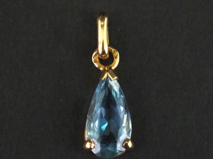 Pendentif en forme de goutte en or jaune 750, serti d'une pierre bleu 