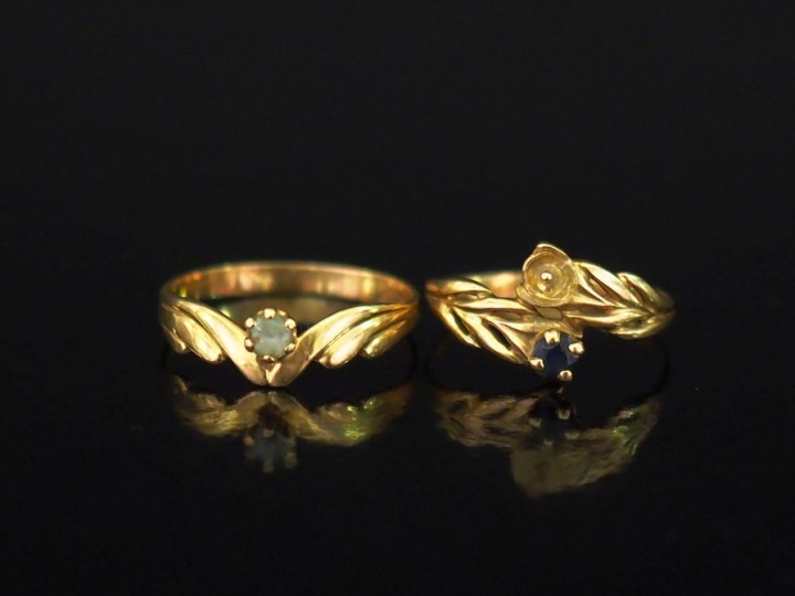 Ensemble comprenant :  - une bague de forme stylisée en or jaune 750, 