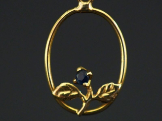 Vente aux enchères Petit pendentif ajouré en or jaune 750, à décor d'une fleu sertie d'un