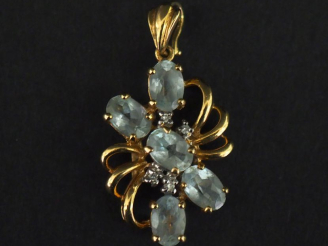 Vente aux enchères Pendentif ajouré en or jaune 750, serti de cinq pierres bleu ciel et a