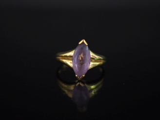Vente aux enchères Bague en or jaune 750, sertie en son centre d'une améthyste (?) de for