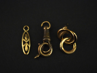 Vente aux enchères Ensemble comprenant :  - un perce oreille en or jaune 750, à décor de 
