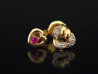 Vente aux enchères Ensemble comprenant :  - une puce d'oreille en or jaune 750, à décor a
