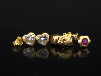 Vente aux enchères Ensemble comprenant quatre différentes puces d'oreilles en or jaune 75