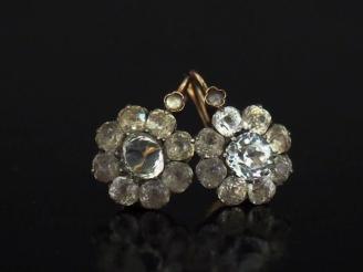 Vente aux enchères Paire de perces oreilles en or jaune 750, à décor d'une marguerite ser