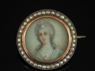 Vente aux enchères Broche en argent de style Louis XVI, sertie en son centre d'une miniat