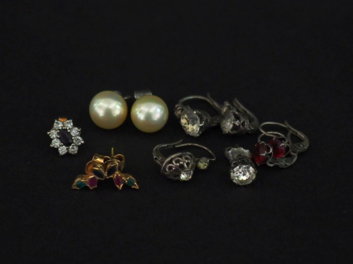 Ensemble comprenant :  - une paire de puces d'oreilles en argent et pe
