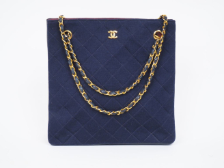 Vente aux enchères CHANEL, Paris  Sac porté épaule en tissu matelassé et cuir bleu.  Garn