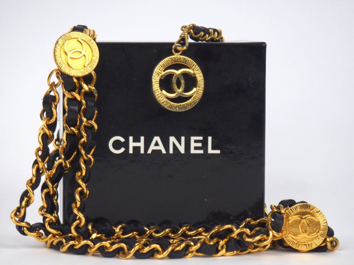CHANEL, Paris Ceinture chaine à maille gourmette en métal doré entrela