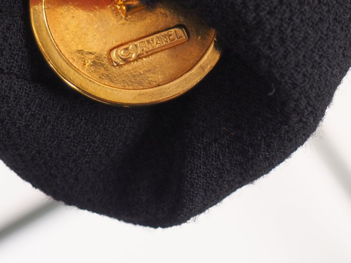 CHANEL, Boutique Ensemble de tailleur veste et jupe noir. Veste à deux