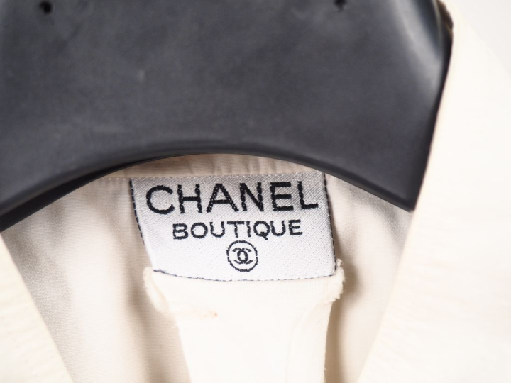 CHANEL, Boutique  Ensemble comprenant :  - une chemise longue blanche 