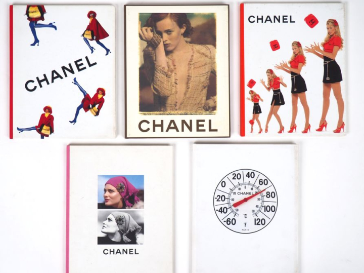 CHANEL, Boutique  Cinq catalogues photographiés par Karl LAGARFELD. Co