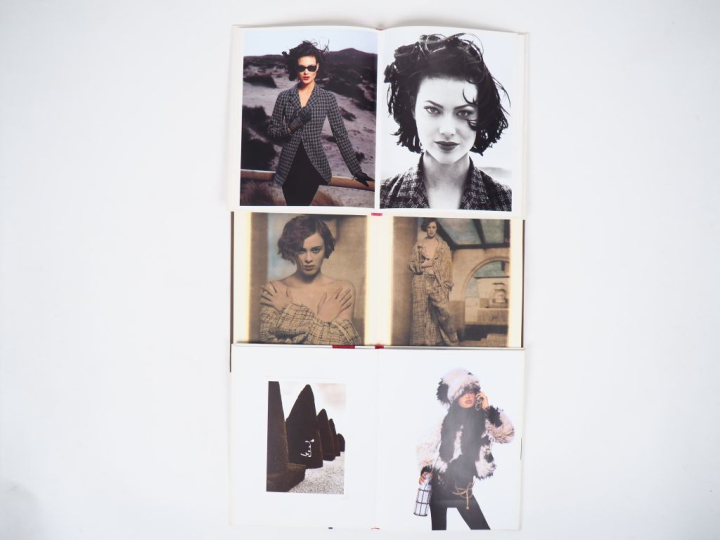 CHANEL, Boutique  Cinq catalogues photographiés par Karl LAGARFELD. Co