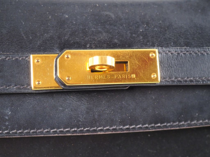 HERMES, Paris Sac "Kelly" vintage en cuir noir.  Garniture en métal do