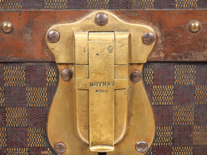 MOYNAT, Paris Malle de voyage en toile à décor de damier et renforts e