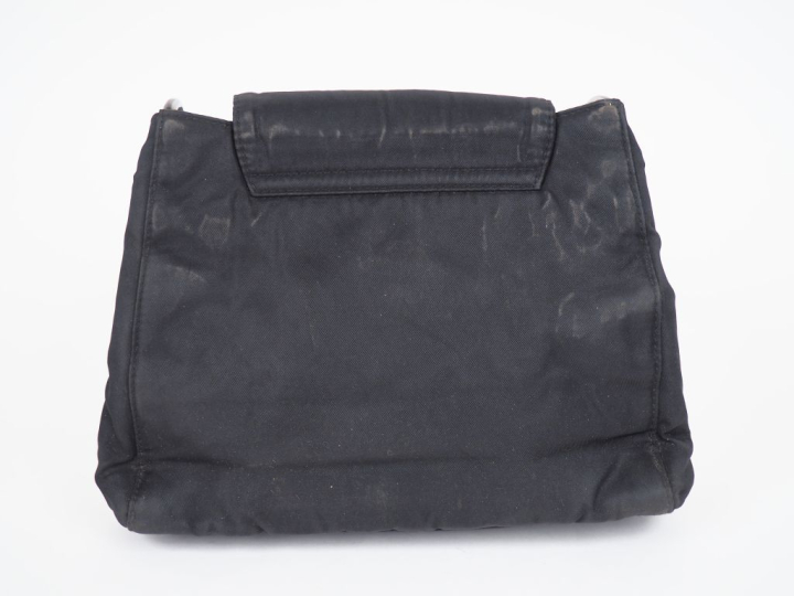 Christian DIOR,  Sac porté épaule en tissu noir. Fermeture à rabat et 