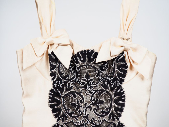 Christian LACROIX,  Robe en soie écru, agrémentée de dentelle noire en