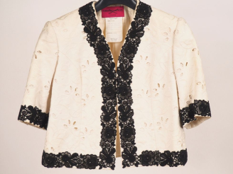 Vente aux enchères Christian LACROIX,  Veste courte, probablement en coton, blanche, à dé