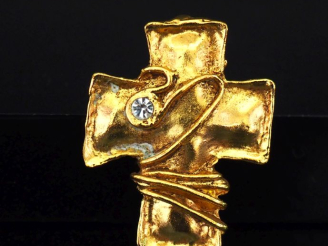 Vente aux enchères Christian LACROIX Broche/pendentif en forme de croix en métal doré, se