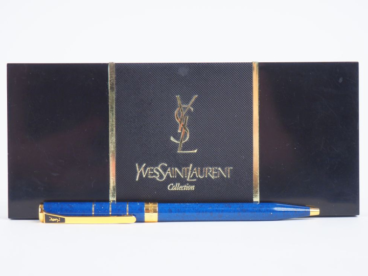 YVES SAINT LAURENT, Collection Stylo bille en imitation de lapis lazul