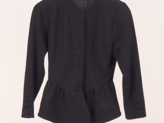 Vente aux enchères LANVIN,  Veste noire à volant.  Fermeture par boutons gainés de tissu.