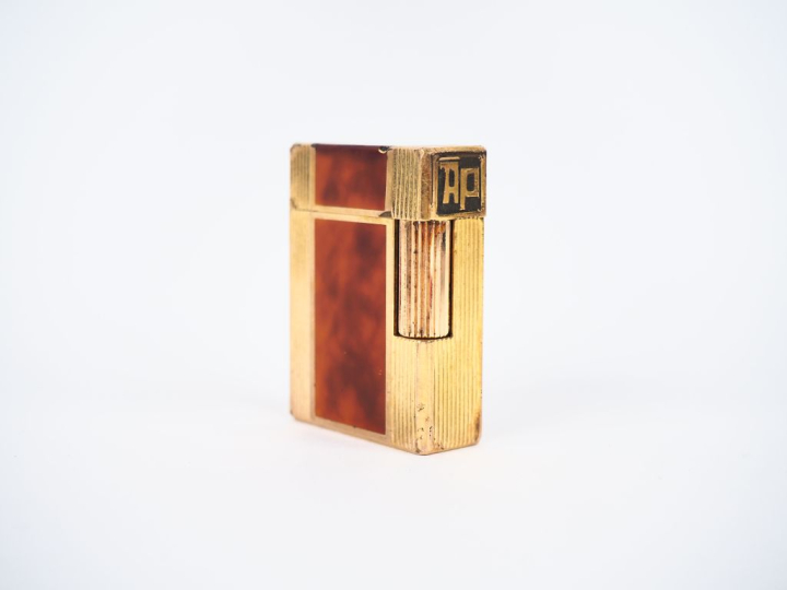 DUPONT,  Briquet en laque de Chine et métal doré.  Monogrammé.  Signé 