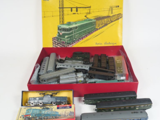 Vente aux enchères 	Lot de matériel roulant des années 1960 comprenant dans un coffret EU