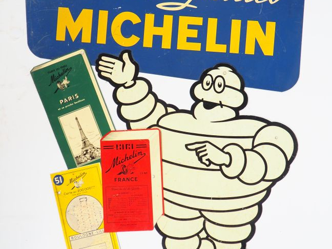 MICHELIN.  "Cartes et Guides".  Plaque émaillée. Dim. 80 x 61,5 cm.