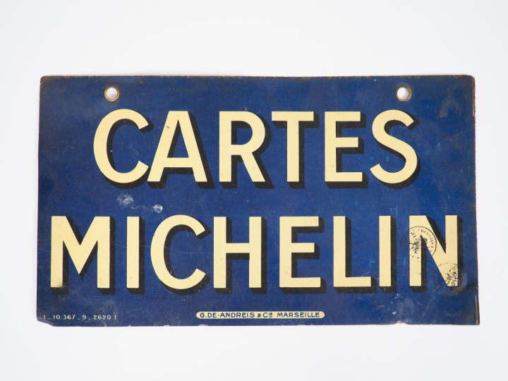 MICHELIN.  "Cartes Michelin"  Plaque en tôle lithographiée. Dim. 19,6 