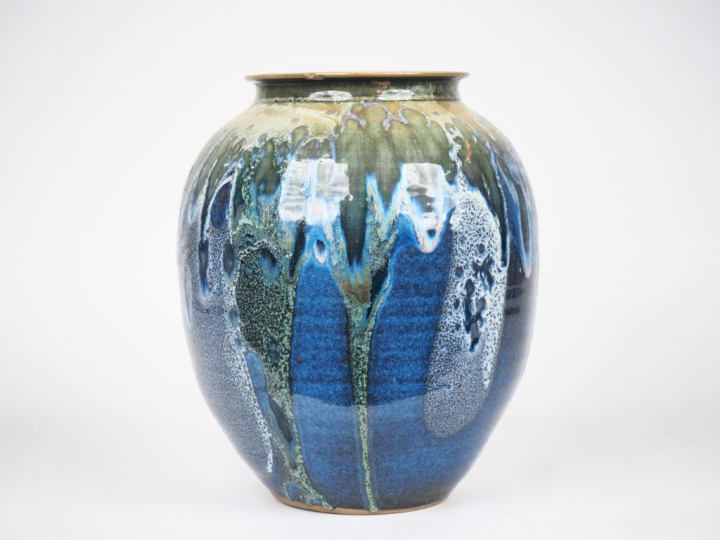Vase ovoide en grès flammé bleu et vert. H. 27,5 cm  (petite égrenure 