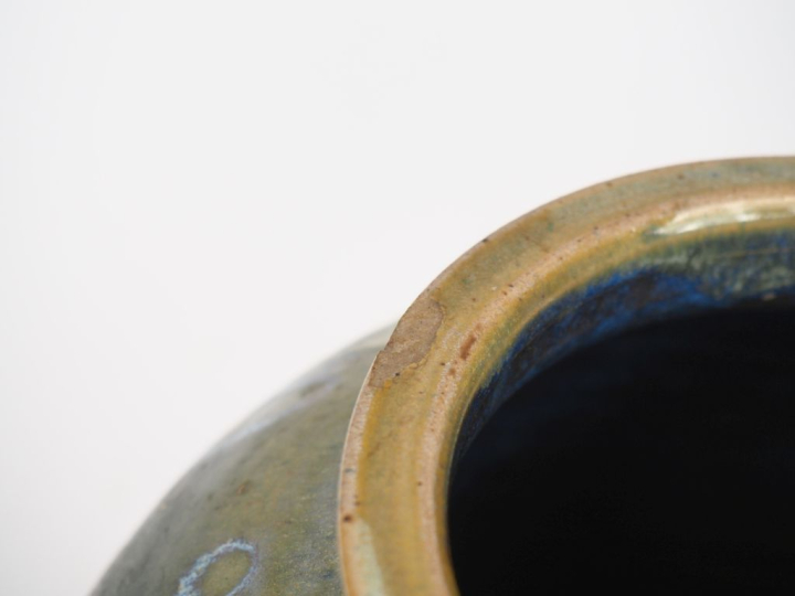 Vase ovoide en grès flammé bleu et vert. H. 27,5 cm  (petite égrenure 