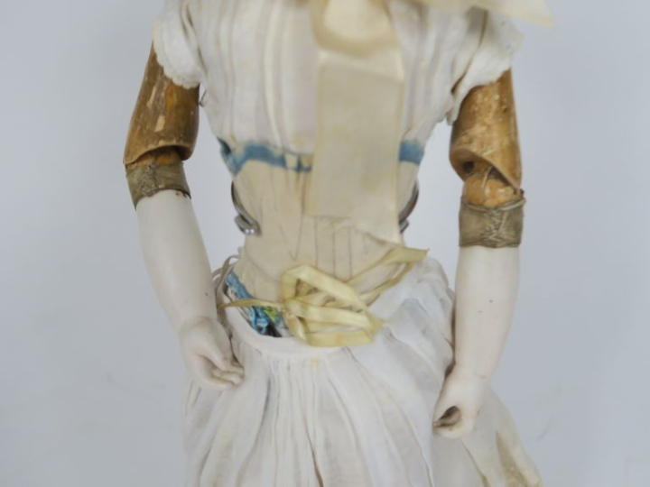 Poupée dite parisienne tête porcelaine de marque Gautier marquée 2, la