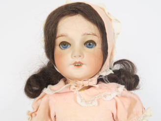 Vente aux enchères Poupée de fabrication française de marque SFBJ 301 T 7 tête porcelaine