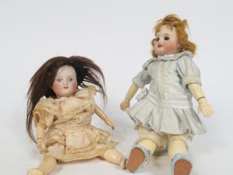 Vente aux enchères 	Lot de petites poupées anciennes comprenant poupée SFBJ 60 hybride mo