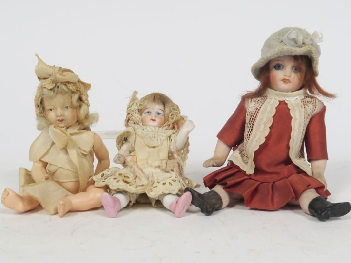 	Lot comprenant une mignonnette porcelaine, cou fixe 10 cm un bébé cel