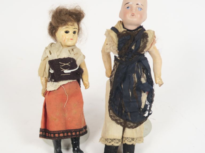 	Lot comprenant 2 poupées mignonnettes, corps droit dont une tête en p