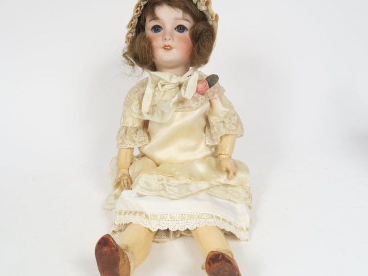 Poupée de fabrication Française moule 301 SFBJ tête porcelaine yeux ba