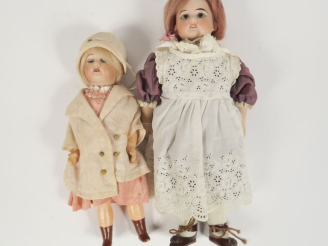 Vente aux enchères Lot de 2 poupées dont une poupée mignonnette Unifrance 60 corps raide,