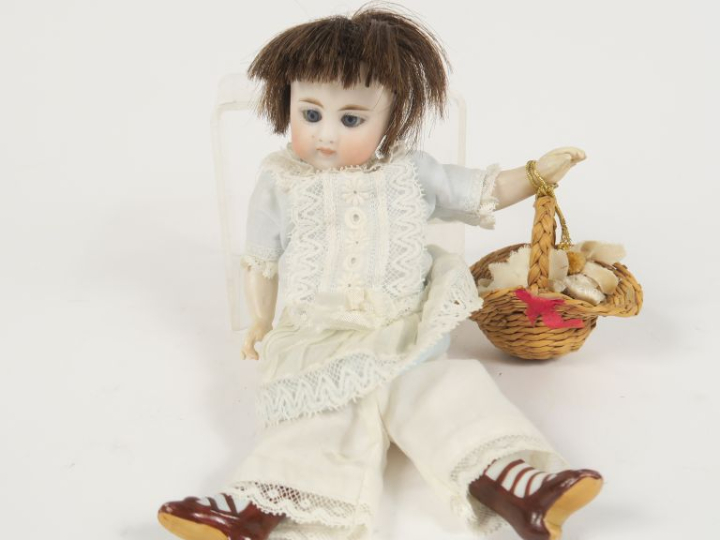 Mignonnette Simon et Halbig toute en porcelaine yeux fixes bleu, bouch