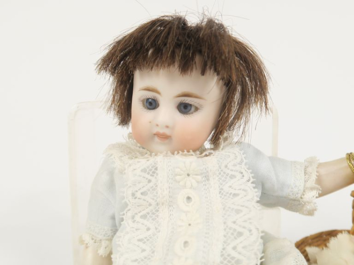 Mignonnette Simon et Halbig toute en porcelaine yeux fixes bleu, bouch